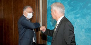 Ο Τάκης Θεοδωρικάκος με τον Νόρμπερτ Μπάρτλε