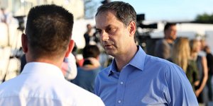Χάρης Θεοχάρης με γαλαζιο