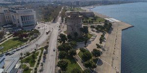 Εικόνα της Θεσσαλονίκης από ψηλά με θέα την παραλία και τον Λευκό Πύργο