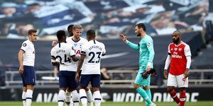 Οι παίκτες της Τότεναμ αγκαλιάζονται