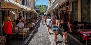 Τουρίστες στο Μοναστηράκι