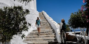 τουριστρια κατεβαινει σκαλια