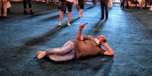 Αγιά Σοφιά: Η ασεβής selfie μουσουλμάνου -Ξαπλωμένος στο χαλί