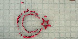 Νέοι σχημάτισαν έξω από την Αγιά Σοφιά, την ημισέληνο και το αστέρι, τα σύμβολα της τουρκικής σημαίας 