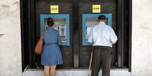Αναδρομικά Δύο ηλικιωμένοι κάνουν ανάληψη από ΑΤΜ τράπεζας