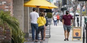 τρεις πλατη ενας ερχεται 