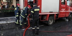 τρεις πυροσβεστες στην υδροφορα