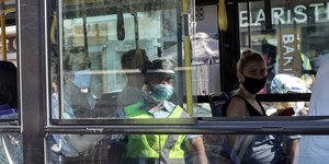 Τρόλεϊ επιβάτες με μάσκα