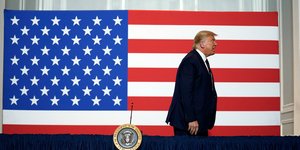 Ο Τραμπ φωνάζει αποχωρώντας μπροστά από την αμερικανική σημαία