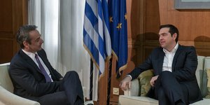 Τσίπρας και Μητσοτάκης συνομιλούν στο Μαξίμου