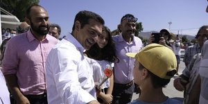 Παιδί προσφέρει λουλούδι στον Τσίπρα