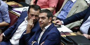 Τσίπρας και Παππάς στην Βουλή μιλούν ψιθυριστά 