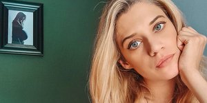 Η Τζένη Θεωνά με ροζ μπλούζα