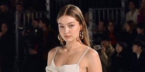 Τζίτζι Χαντίντ: Eδειξε για πρώτη φορά την φουσκωμένη της κοιλίτσα