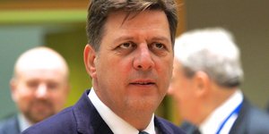 βαρβιτσιώτης κοιταζει έντονα