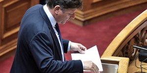 Μιλτιάδης Βαρβιτσιώτης κοιταζει χαρτια