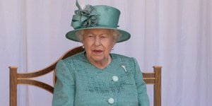 Η βασίλισσα Ελισάβετ καθιστή