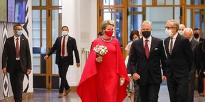 Η βασίλισσα Ματθίλδη του Βελγίου με ροζ φόρεμα