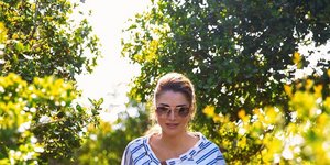 Η βασίλισσα Ράνια με ριγέ μπλούζα και γυαλιά ηλίου