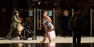 Πεζοί με μάσκες για τον κορωνοϊό στο Βέλγιο