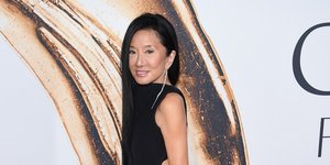 Η Βέρα Γουάνγκ με μαύρο φόρεμα