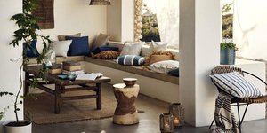 Βεράντα με μαξιλάρια μπλε και ριγέ