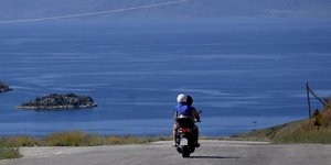 Ζευγάρι σε μηχανάκι με θέα το απέραντο γαλάζιο
