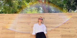 Η Βίκυ Καγιά με λευκό πουκάμισο και μαύρο παντελόνι 