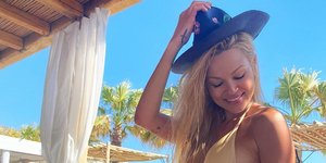 Βίκυ Κάβουρα: Ποζάρει με χρυσό μπικίνι και εντυπωσιάζει με τις αναλογίες της!