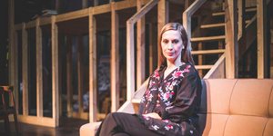 H Βίκυ Βολιώτη με φλοράλ μαύρο πουκάμισο