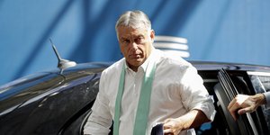 Ο Βίκτορ Ορμπαν με λυμένη γραβάτα στις Βρυξέλλες