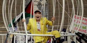 vivienne westwood στο κλουβί