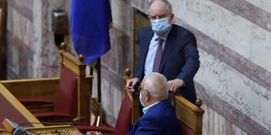 Με μάσκες στη Βουλή
