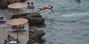 ομπρελες στα βραχάκια