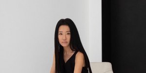 Wera Wang με μαύρο φόρεμα