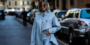 γυναίκα με τζιν τοπ στην εβδομάδα μόδας