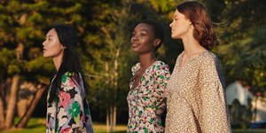 γυναίκες με φλοράλ φορέματα στην καμπάνια του HM