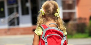 κοριτσακι με κοτσιδακια και σακιδιο 