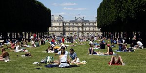 ξαπλα στο γρασιδι 