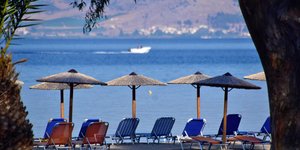 Ξαπλώστρες σε θάλασσα