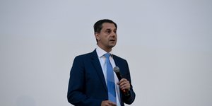 Ο Χάρης Θεοχάρης μιλά σε συγκέντρωση