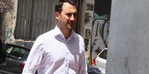 Αλέξης Χαρίτσης με πουκάμισο