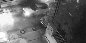 Η στιγμή που ο άγνωστος άνδρας επιτίθεται στον δημοσιογράφο