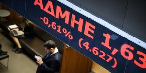 Χρηματιστήριο αντρας κοιταζει κινητο