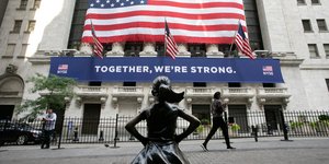 Η είσοδος του χρηματιστηρίου της Νέας Υόρκης με την σημαία των ΗΠΑ