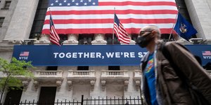 Ανδρας περνά έξω από το χρηματιστήριο της Νέας Υόρκης