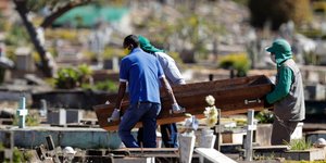 Υπάλληλοι μεταφέρουν φέρετρο σε νεκροταφείο στην Βραζιλία