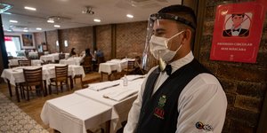 Υπάλληλος σε εστιατόριο στην Βραζιλία με μάσκα για τον κορωνοϊό