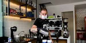 Εργαζόμενος σε καφετέρια