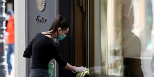 Υπάλληλος καθαρίζει τζαμαρία σε κατάστημα στην Αυστρία